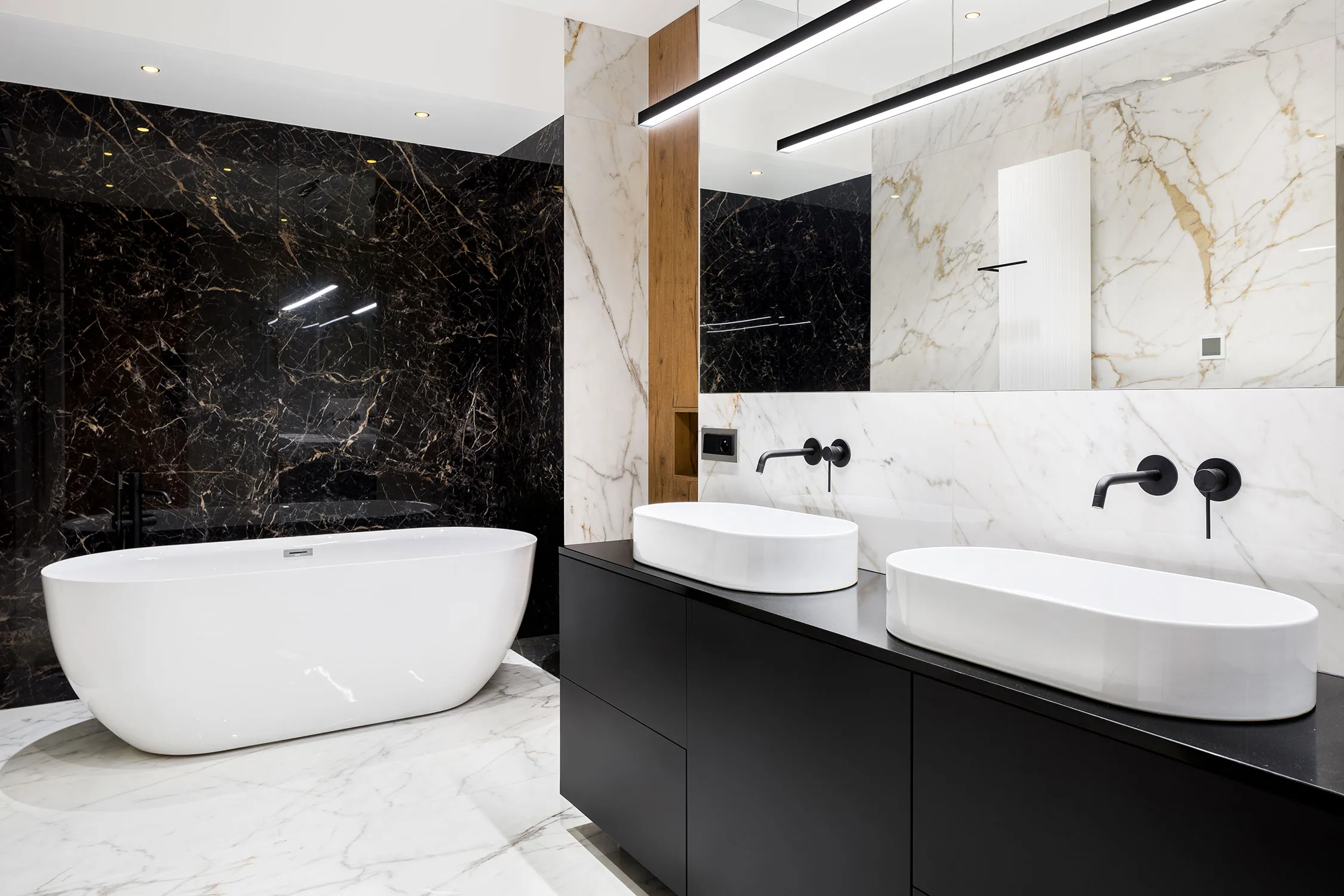 A bathroom with two sinks and a bathtub.